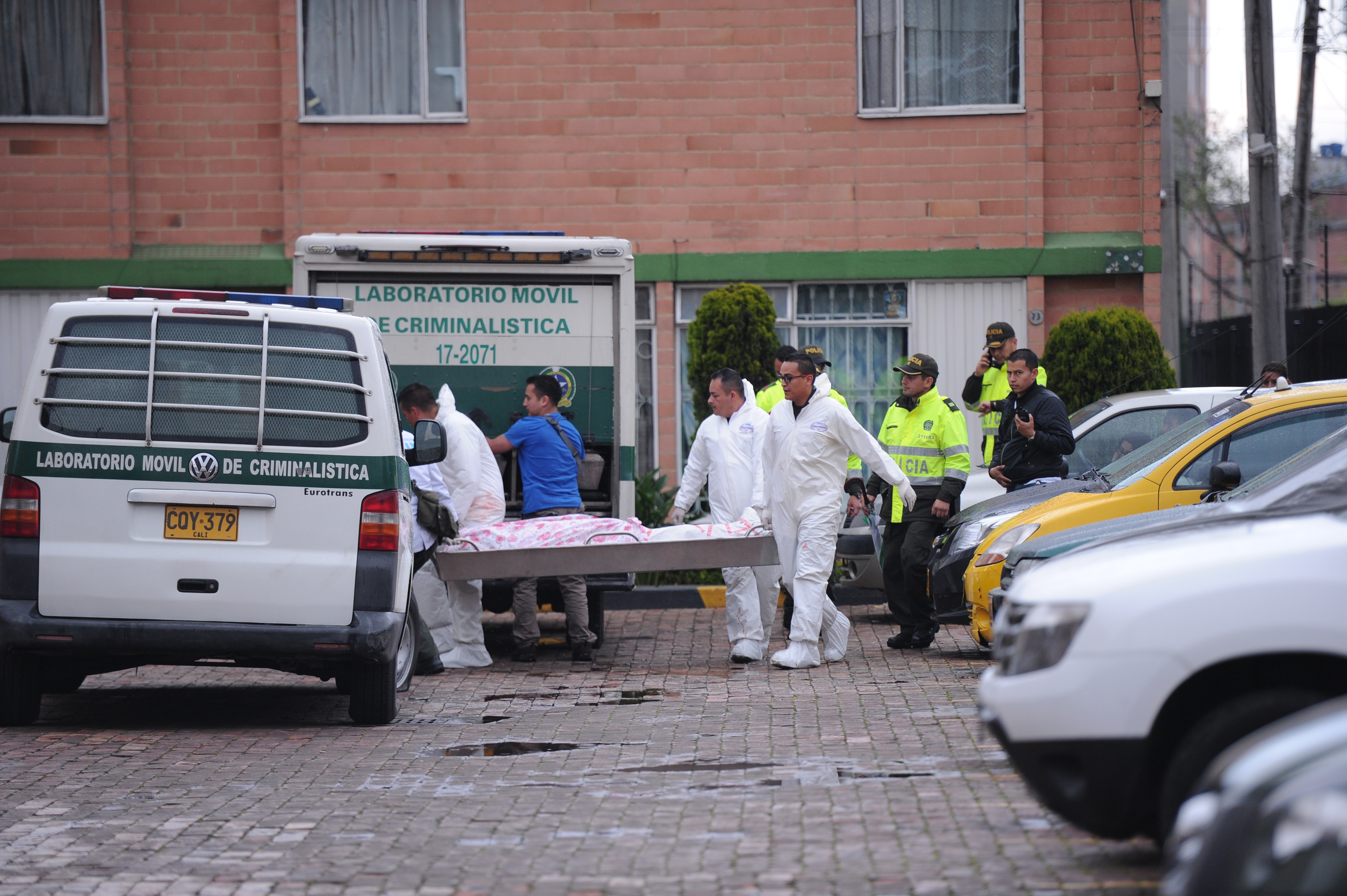 Levantamiento del cuerpo que corresponde al vigilante que laboraba en el edificio Equus66, lugar donde asesinaron a la niña Yuliana Andrea Samboni.