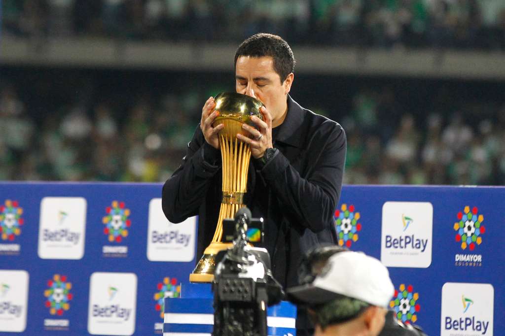 AME7028. MEDELLÍN (COLOMBIA), 22/12/2024.- El entrenador mexicano de Atlético Nacional, Efraín Juárez, le da un beso a la copa luego de ganar el título de la Liga Profesional de Colombia este domingo, en la final frente a Deportes Tolima en el estadio Atanasio Girardot en Medellín (Colombia). EFE/ STR