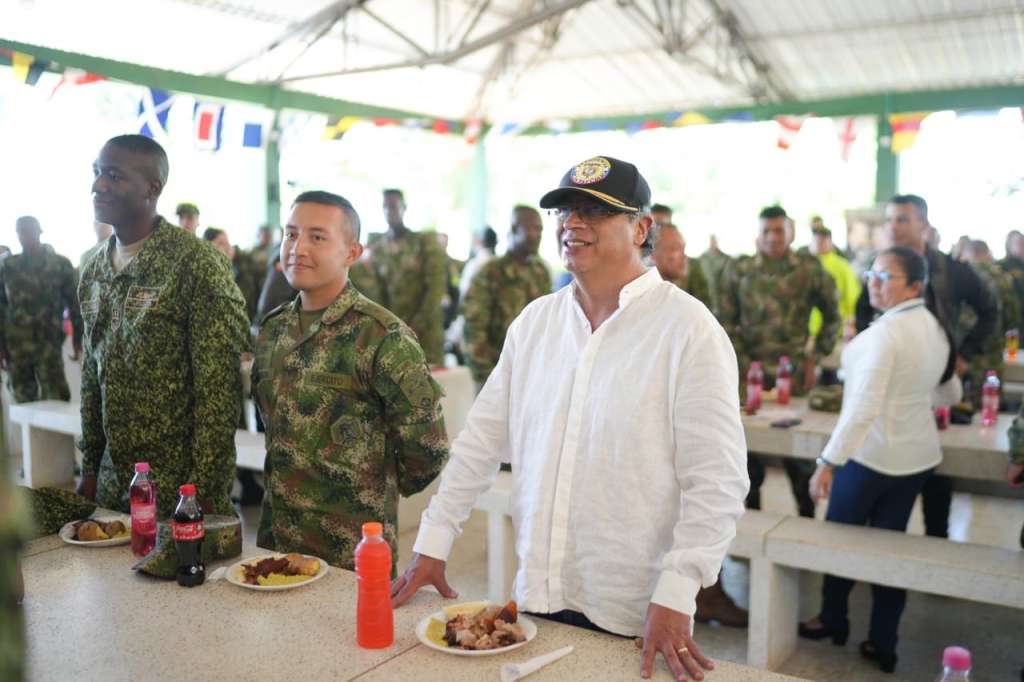 El primer mandatario estuvo presente en la Base Naval Número 5 ARC Orinoquía, en la capital del Vichada.
