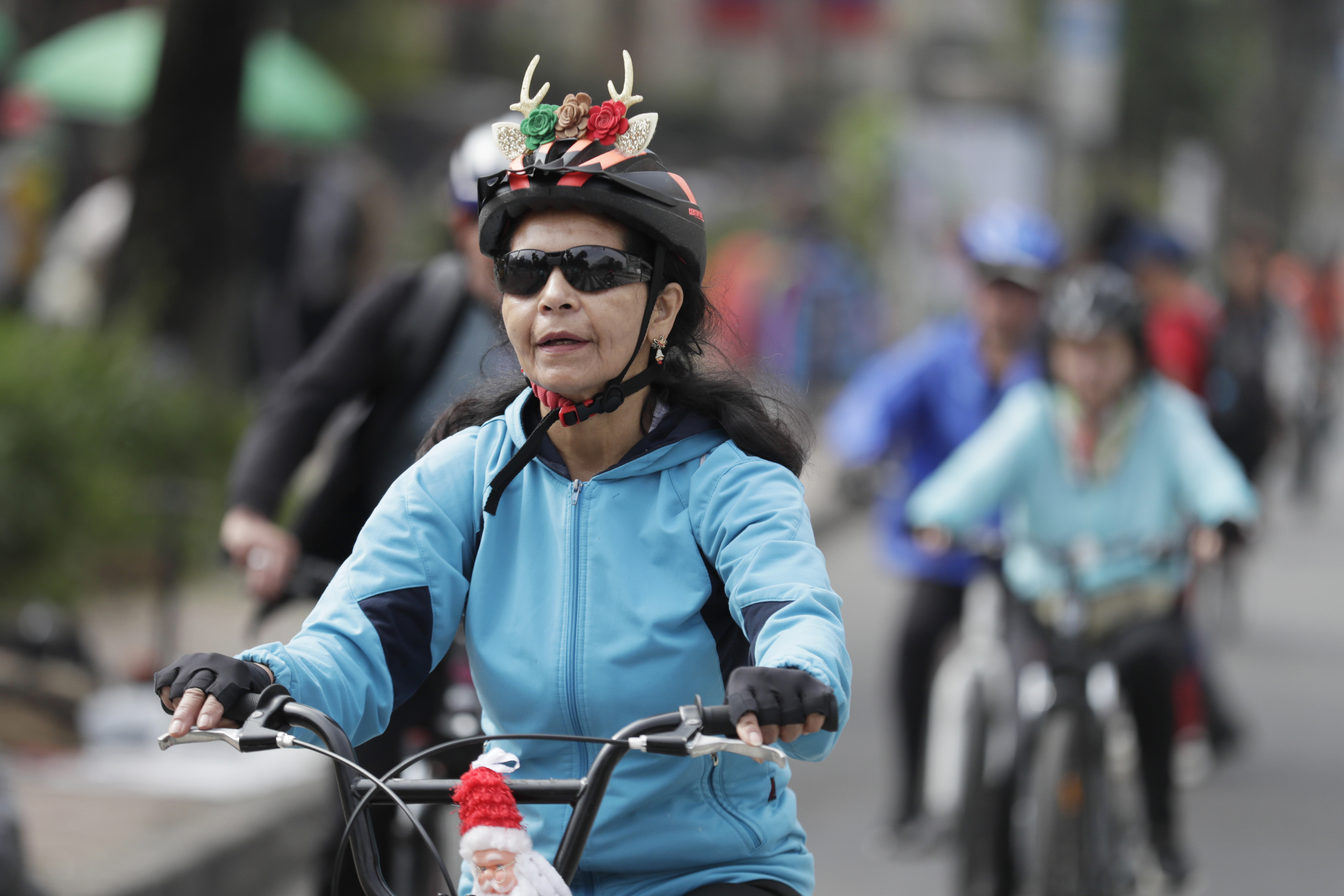 ACOMPAÑA CRÓNICA : COLOMBIA RECREACIÓN AME5502. BOGOTÁ (COLOMBIA), 15/12/2024.- Una mujer en bicicleta recorre la ciclovía este domingo, en Bogotá (Colombia). Ciclistas, atletas, patinadores y paseantes de la capital colombiana tienen una cita infaltable desde hace 50 años: la ciclovía de los domingos y festivos, que desde 1974 reúne a miles de personas a lo largo de más de 127 kilómetros de recorrido urbano, un espacio que se ha convertido en insignia de Bogotá. EFE/ Carlos Ortega