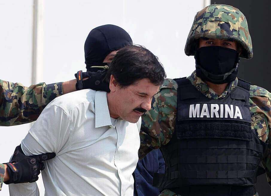 Joaquín el "Chapo" Guzmán cuando iba a ser extraditado a EE. UU., donde es juzgado en una corte en Nueva York. / AFP