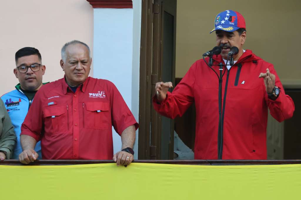 AME3570. CARACAS (VENEZUELA), 23/01/2025.- El líder chavista Nicolás Maduro (d) pronuncia un discurso junto al ministro de Relaciones Interiores, Justicia y Paz de Venezuela, Diosdado Cabello este jueves, en el Palacio Miraflores en Caracas (Venezuela). Maduro, quien juró el cargo como presidente el pasado 10 de enero, tras el cuestionado triunfo que le otorgó el Consejo Nacional Electoral (CNE), controlado por el chavismo, afirmó que Venezuela se prepara "permanentemente" para la "lucha armada" en defensa de la "democracia" y "la paz" del país. EFE/ Miguel Gutiérrez