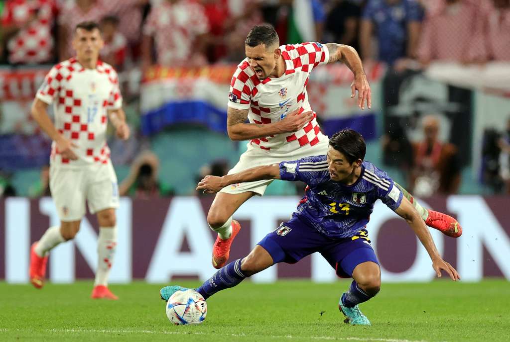 Al Wakrah (Qatar), 05/12/2022.- Hidemasa Morita (R) of Japan in action against Dejan Lovren of Croatia during the FIFA World Cup 2022 round of 16 soccer match between Japan and Croatia at Al Janoub Stadium in Al Wakrah, Qatar, 05 December 2022. (Mundial de Fútbol, Croacia, Japón, Catar) EFE/EPA/Friedemann Vogel