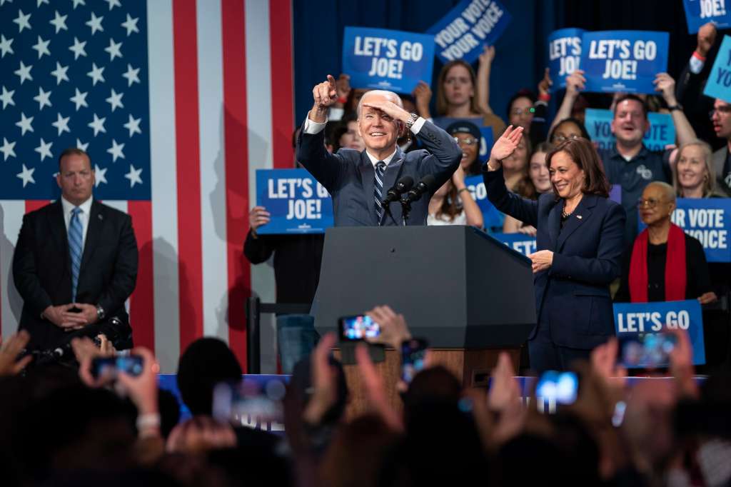 Washington (Usa), 10/11/2022.- US President Joe Biden (L), and Vice President Kamala Harris (R) gesture during a DNC post election event at the Howard Theater in Washington, DC, USA, 10 November 2022. Following the midterm elections President Biden said he will invite congressional leaders from both parties to the White House and that he is prepared to work with his Republican colleagues. (Elecciones, Estados Unidos) EFE/EPA/WILL OLIVER