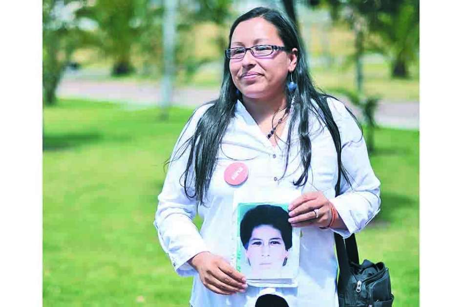 Rosa Milena Cárdenas, hermana de Luz Mery Portela de León, carga la foto de su hermana, muerta durante el Holocausto. / Luis Ángel - El Espectador