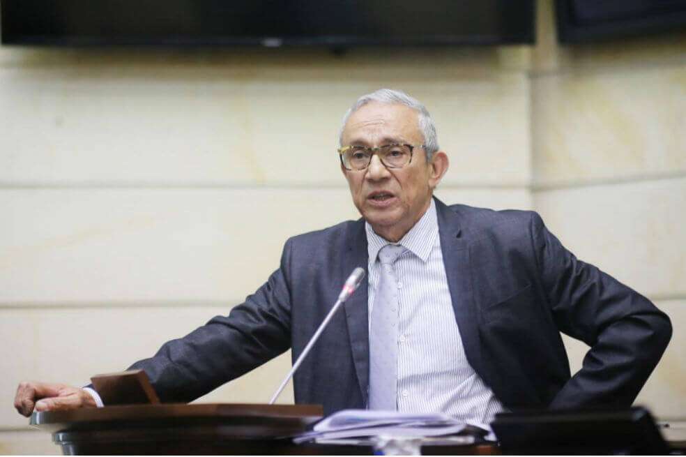 La dirección de Acevedo ha estado salpicada por polémicos pronunciamientos en contra de la JEP, así como por una declaración a periodistas asegurando que el conflicto armado en Colombia no se podía convertir en "una verdad oficial". / Tomada de Twitter @SenadoGovCo