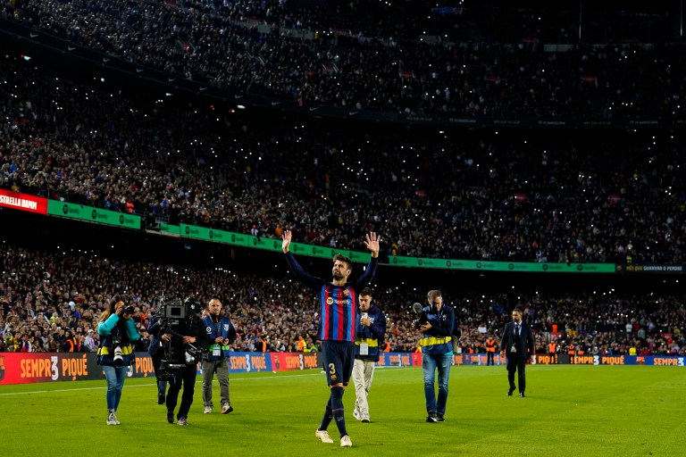 BARCELONA, 05/11/2022.- El defensa del Barcelona Gerad Piqué, al término del encuentro de la decimotercera jornada de LaLiga entre el FC Barcelona y el UD Almería disputado este sábado en el Camp Nou, en Barcelona. EFE/Siu Wu