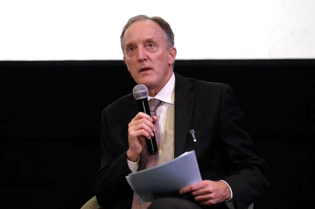 AME2984. BOGOTÁ (COLOMBIA), 26/11/2025.- El representante en Colombia del Alto Comisionado de la ONU para los Derechos Humanos, Scott Campbell, habla durante el acto de conmemoración de la firma de los nueve años del acuerdo de paz con las FARC este miércoles, en Bogotá (Colombia). Campbell hizo un llamado para redoblar los esfuerzos para implementar el acuerdo de paz que firmaron el Gobierno y la guerrilla de las FARC el 26 de noviembre de 2016. EFE/ Carlos Ortega
