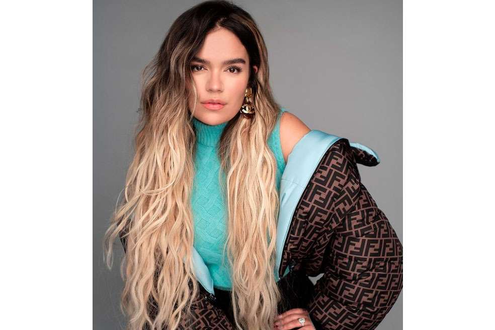 Después de pasar por el rosa pastel, decidió no tocar su base y continuar con otro color de medios a puntas. Para este cambio decidió hacerse un estilo balayage dejando la base oscura y el resto del pelo dorado.
