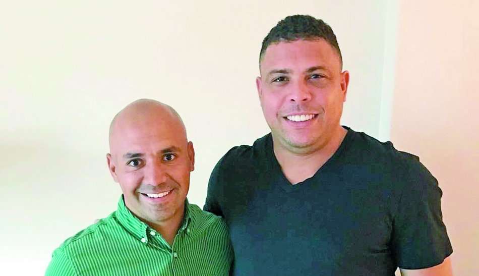 Henry Barón junto a Ronaldo. / Cortesia