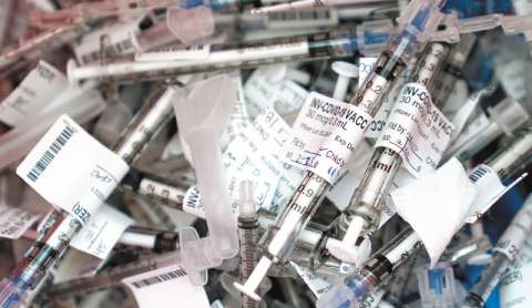 Hoy al mediodía llegan 117.000 dosis de vacunas por el mecanismo COVAX