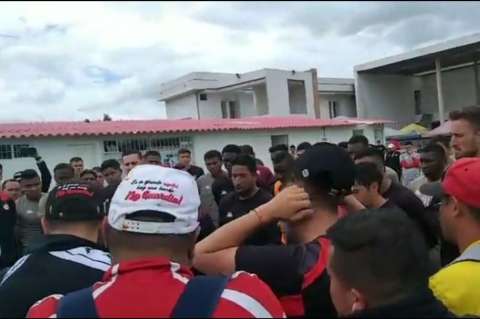 Un grupo de aficionados encaró a los jugadores de Santa Fe en el predio del club