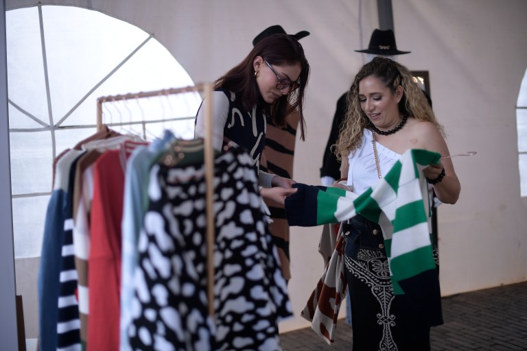 ¿Por qué se debe lavar la ropa nueva antes de usarla?