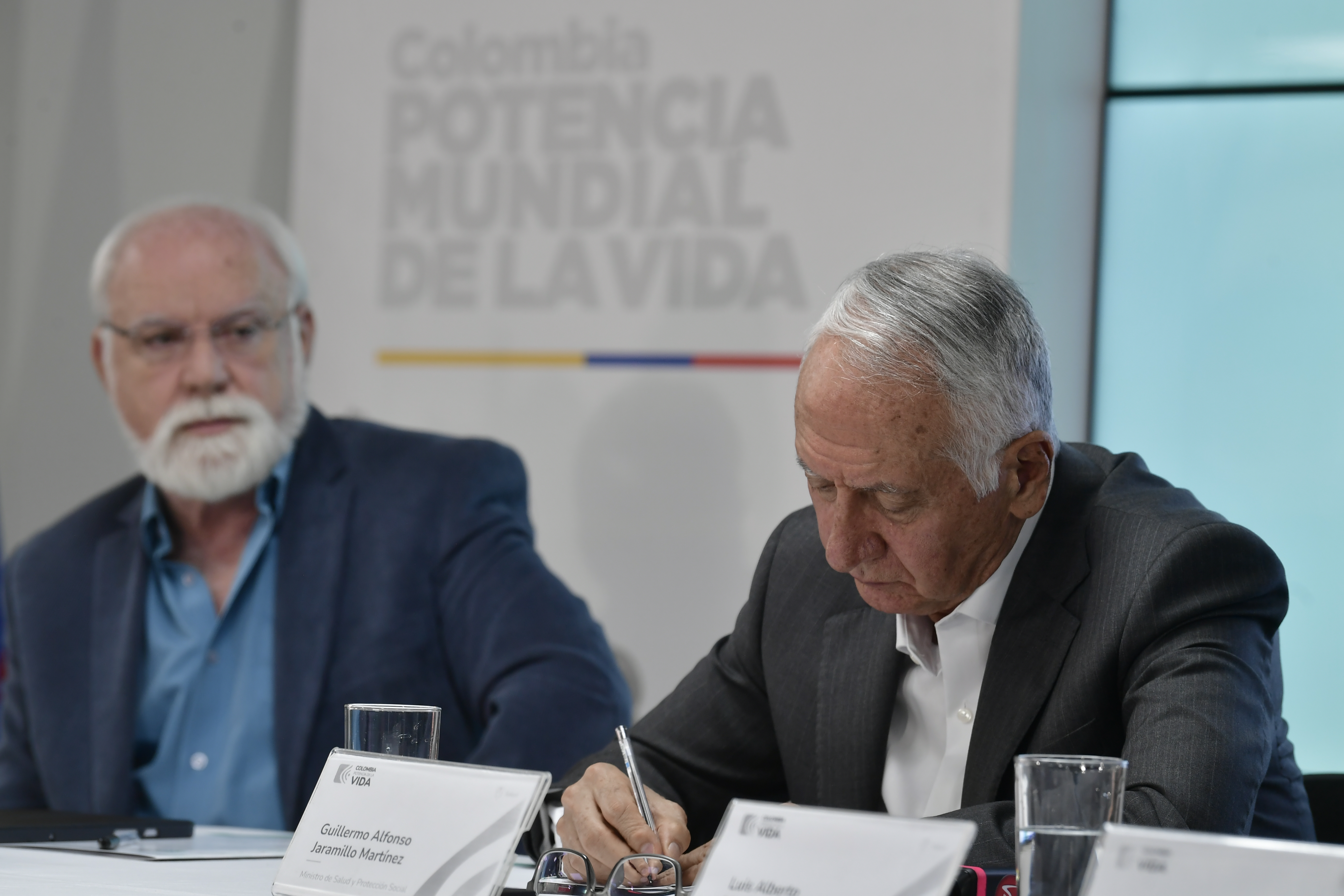 Director de la ADRES y Guillermo Jaramillo, ministro de Salud, durante una rueda de prensa en Bogotá (izq-der).