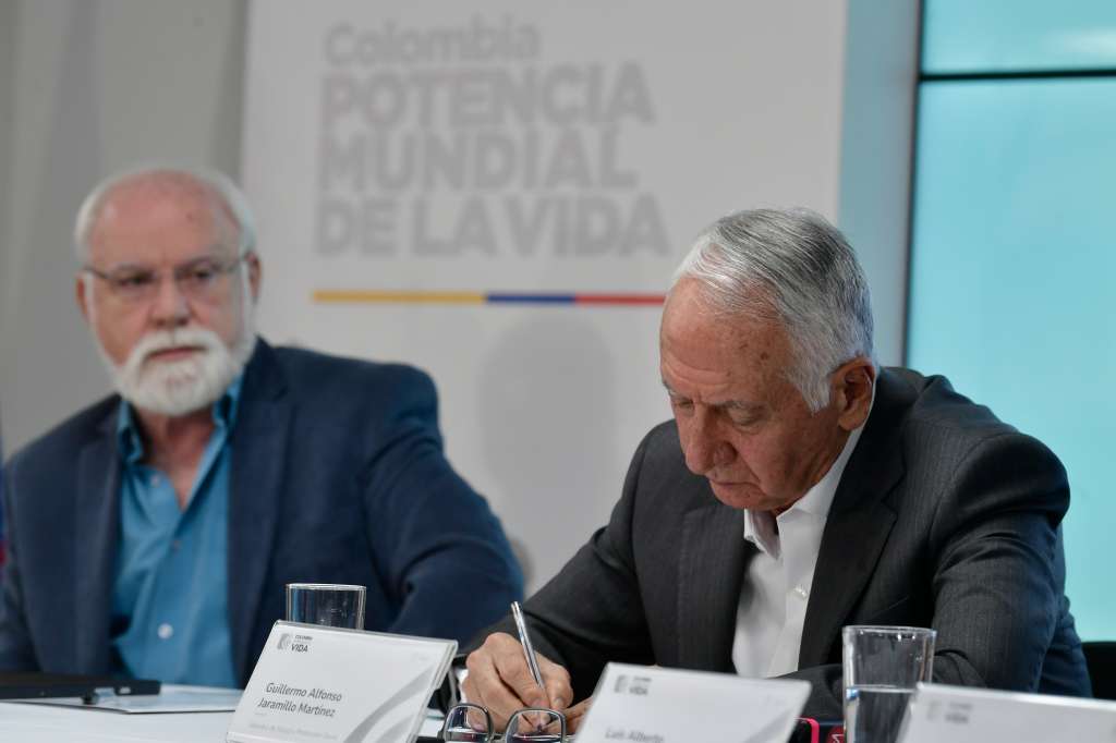 Director de la ADRES y Guillermo Jaramillo, ministro de Salud, durante una rueda de prensa en Bogotá (izq-der).