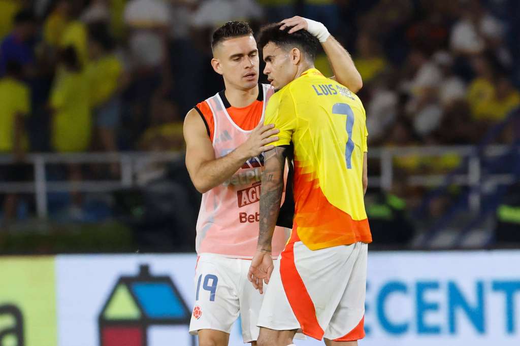 . BARRANQUILLA (COLOMBIA), 25/03/2025.- Luis Diaz (d) y Rafael Santos Borré de Colombia reaccionan este martes al final de un partido de las eliminatorias sudamericanas para el Mundial de 2026 entre las selecciones de Colombia y Paraguay en el estadio Metropolitano Roberto Melendez en Barranquilla (Colombia). EFE/Mauricio Dueñas Castañeda