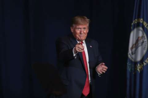 Trump dice que quería darse la Medalla de Honor, pero le aconsejaron no hacerlo