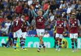 Hincha del Birmingham agrede a capitán de Aston Villa en pleno partido