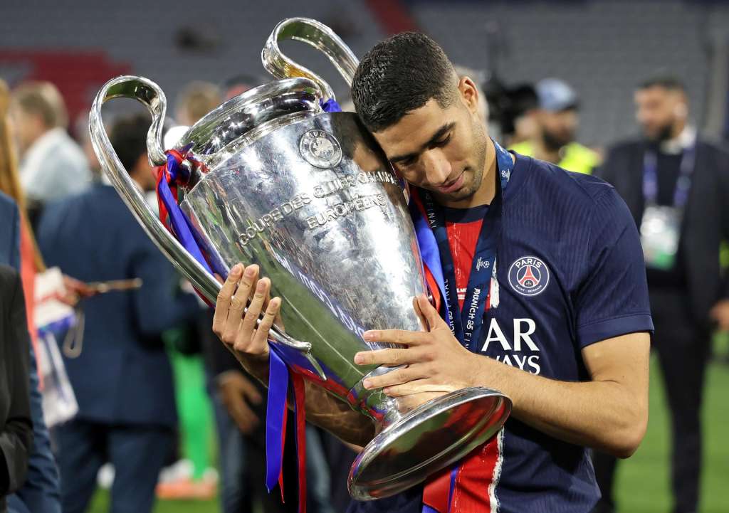 Munich (Germany), 01/06/2025.- Achraf Hakimi of PSG celebrates with the trophy after the UEFA Champions League final between Paris Saint-Germain and Internazionale Milano in Munich, Germany 31 May 2025. PSG won 5-0. (Liga de Campeones, Alemania) EFE/EPA/RONALD WITTEK