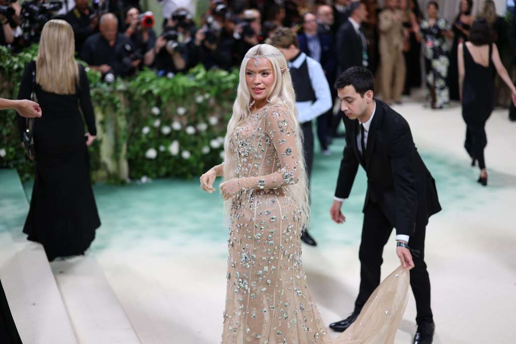 New York (United States), 07/05/2024.- Karol G arrives at the red carpet for the 2024 Met Gala, the annual benefit for the Metropolitan Museum of Art's Costume Institute, in New York, New York, USA, 06 May 2024. The event coincides with the Met Costume Institute's spring 2024 exhibition 'Sleeping Beauties: Reawakening Fashion' which will be on view from 10 May though 02 September 2024. (Moda, Nueva York) EFE/EPA/JUSTIN LANE