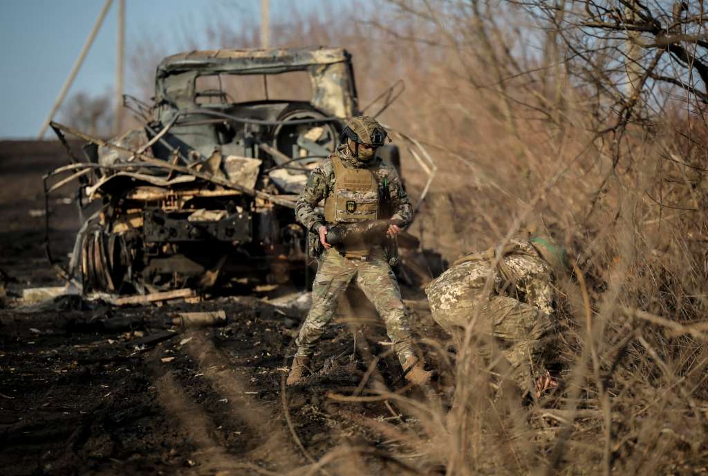 Donetsk (Ukraine), 12/01/2025.- A handout photo made available by the press service of the 24th Mechanized Brigade of Ukrainian Armed Forces shows servicemen of the engineer supply group of the 24th Mechanized Brigade cleaning the logistic way to Chasiv Yar town, Donetsk region, Ukraine, 13 January 2025, amid the Russian invasion. Russian troops entered Ukrainian territory on 24 February 2022, starting a conflict that has provoked destruction and a humanitarian crisis. (Rusia, Ucrania) EFE/EPA/PRESS SERVICE OF THE 24 MECHANIZED BRIGADE HANDOUT HANDOUT EDITORIAL USE ONLY/NO SALES