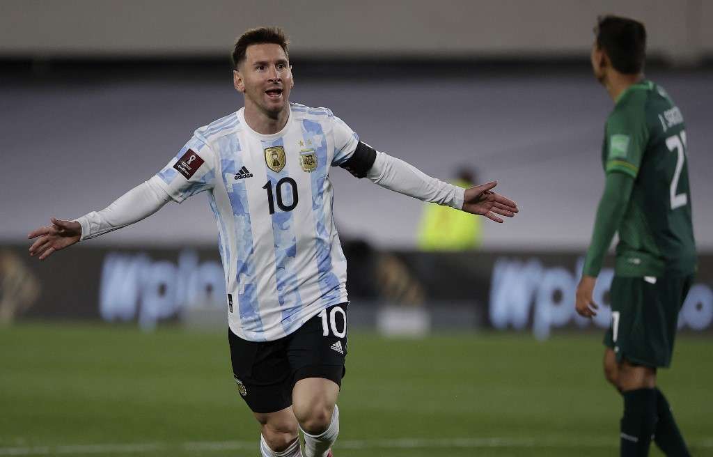 El astro argentino festeja uno de los tres goles que anotó este jueves.