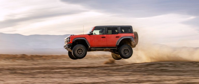 Ford Bronco Raptor 2022 tiene unos 1,98 metros de alto, 2,17 de alto y 4,85 de largo.