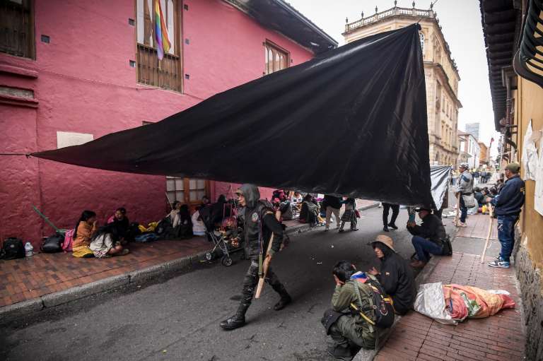 Desde el 13 de marzo, decenas de indígenas Embera permanecen frente al Ministerio de Vivienda en el centro de Bogotá, donde le exigen al Gobierno Nacional que les garantice el retorno a sus territorios y una vivienda digna.