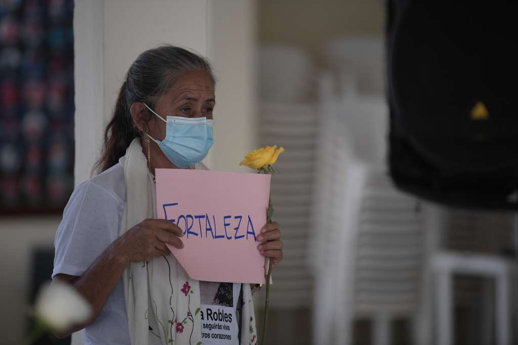 Lideresa social de los Montes de María y fundadora de la red de mujeres víctimas y sobrevivientes Narrar para vivir, recibe luego de 26 los restos de su madre Gloria Robles asesinada por paramilitares.