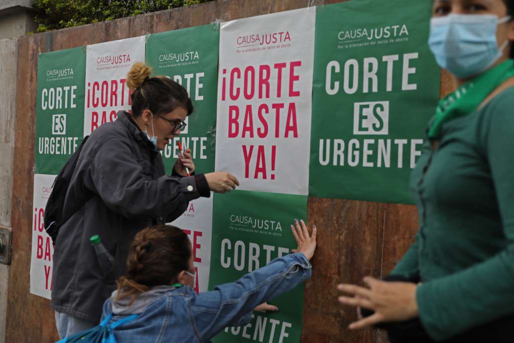 AME4669. BOGOTÁ (COLOMBIA), 09/02/2022.- Mujeres, miembros de colectivos feministas, se reúnen en el centro de la ciudad a la espera del debate sobre la despenalización del aborto que se retoma hoy en la Corte Constitucional, en Bogotá (Colombia). EFE/ Mauricio Dueñas Castañeda