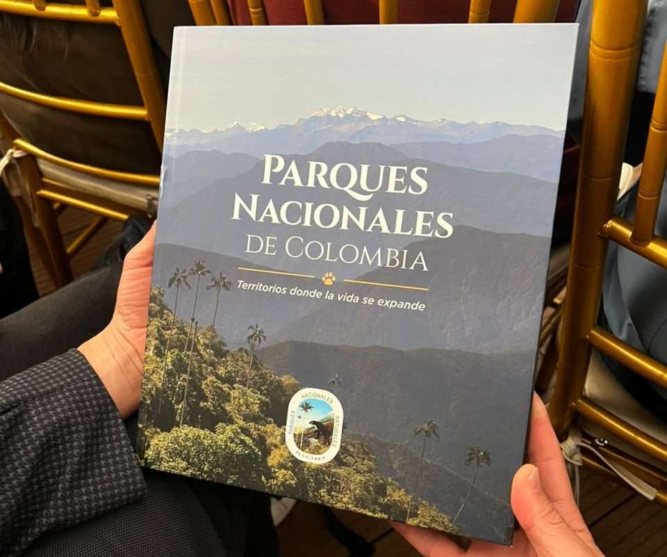 Portada del libro "Parques Nacionales de Colombia. Territorios donde la vida se expande".