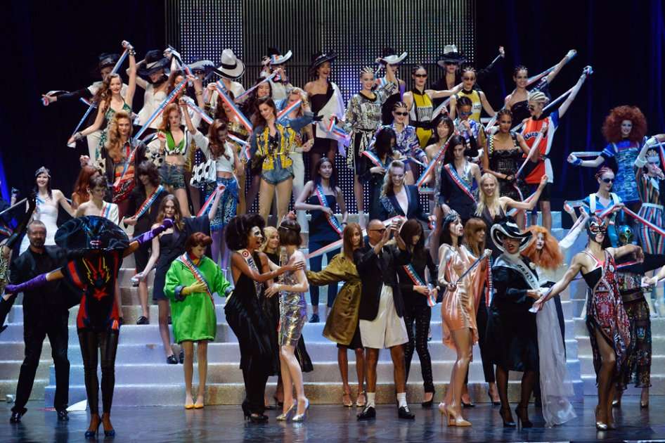 Jean Paul Gaultier irrumpió este sábado en su último desfile de prêt-à-porter, presentado como una mezcla de concurso de belleza, show de revista musical y programa de televisión de los años ochenta. / AFP