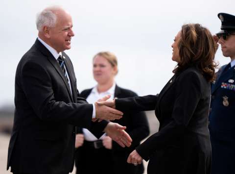 Tim Walz, el profesor, entrenador y pro-aborto que acompaña a Kamala Harris