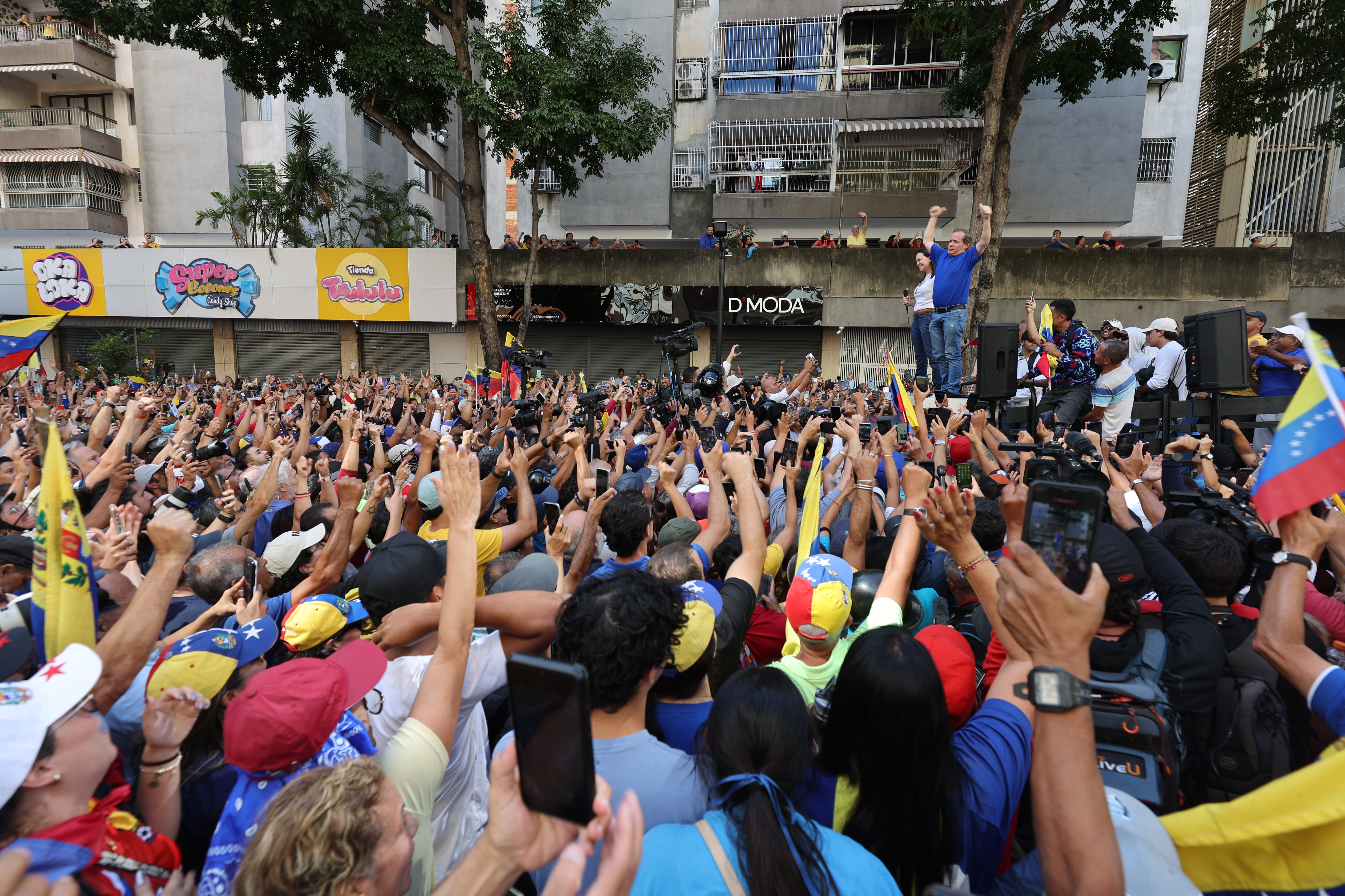 AME9799. CARACAS (VENEZUELA), 09/01/2025.- La líder antichavista María Corina Machado (i) pronuncia un discurso junto al exdiputado venezolano Juan Pablo Guanipa este jueves, en una manifestación en Caracas (Venezuela). Machado expresó, cuando salió de la clandestinidad para participar en una protesta en Caracas, que Venezuela "superó el miedo" al estar en las calles para -aseguró- defender el reclamado triunfo de Edmundo González Urrutia en las elecciones del pasado julio, en las que Nicolás Maduro fue proclamado ganador por el organismo comicial. EFE/ Miguel Gutiérrez