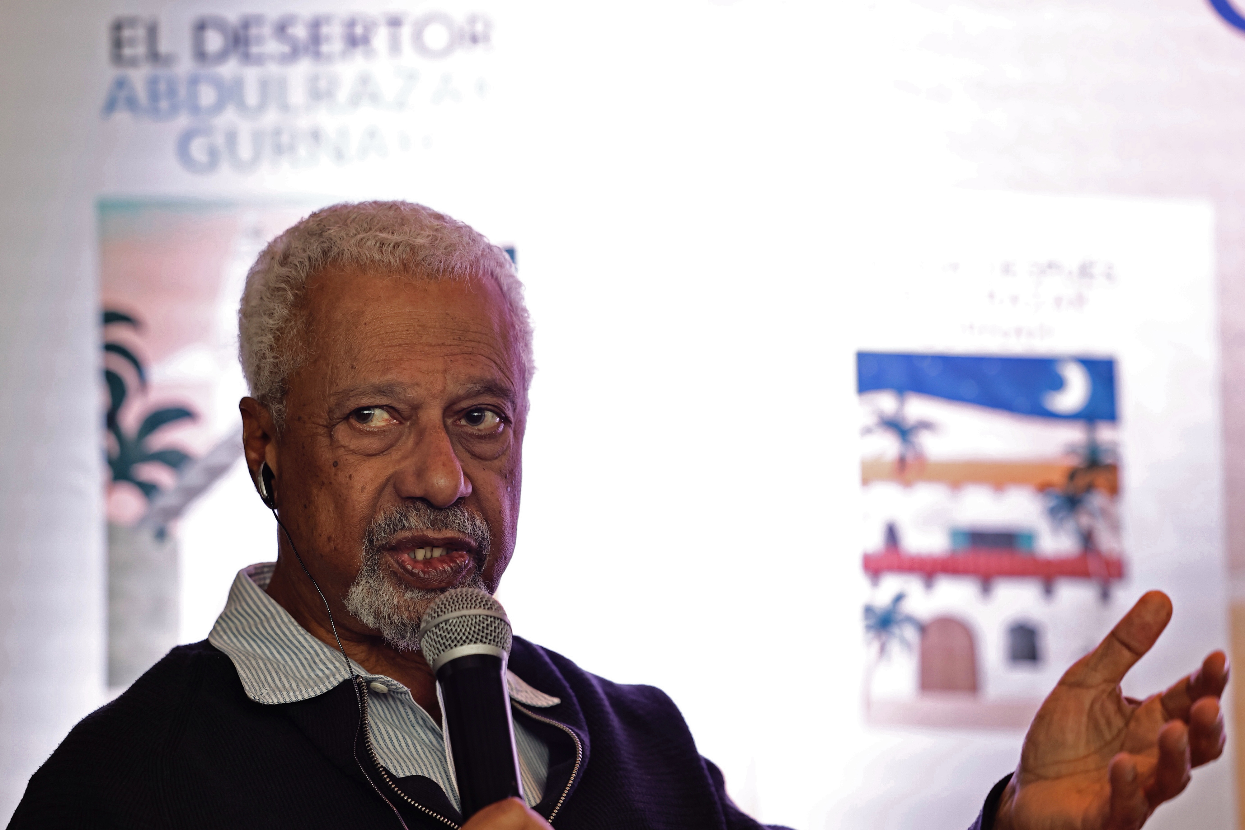 MEX6047. CIUDAD DE MÉXICO (MÉXICO), 26/11/2024.- El escritor tanzano Abdulrazak Gurnah, ganador del premio nobel de literatura en 2021, habla durante una rueda de prensa este martes en la Ciudad de México (México). Gurnah es refugiado en Reino Unido desde que a los 18 años huyó de la violencia de su país natal, Tanzania, territorio que considera “similar” a otros como América “por las consecuencias que comparten debido al colonialismo”. EFE/Sáshenka Gutiérrez