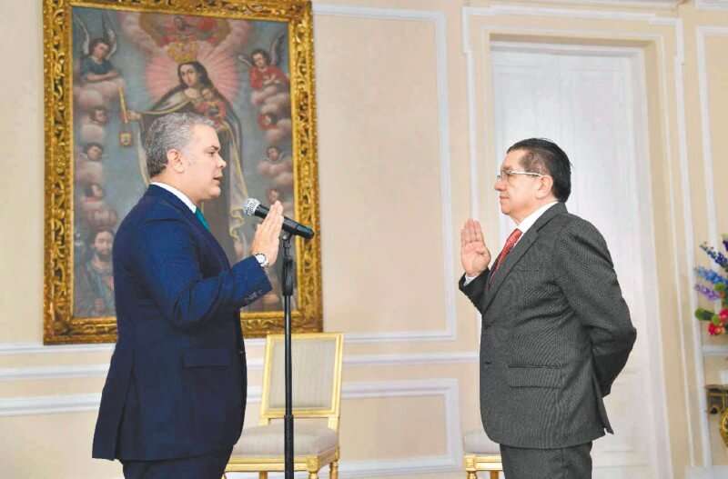 Fernando Ruiz Gómez, el nuevo ministro de Salud, se posesionó de urgencia el martes de esta semana ante el presidente Iván Duque, porque se consideraba inminente la aparición del primer caso de coronavirus en Colombia, lo que se confirmó el viernes. La confirmación lo agarró concentrado en una apretada agenda de contactos con los demás ministros y los entes de control, de los que necesitará apoyo. Por ejemplo, el jueves en la tarde se reunió con el procurador general, Fernando Carrillo. Además de tocayos, son buenos amigos y trabajaron en el Banco Interamericano de Desarrollo, donde Ruiz también coincidió con el jefe de Estado. El viernes debió suspender esos contactos para concentrase en el seguimiento a la llegada de la enfermedad respiratoria en la que sus estudios en Salud Pública -máster y doctorado- serán importantes. Duque acompañará al nuevo ministro en los Puestos de Mando Unificado (PMU) para “actuar y mantener la información al ciudadano”. / Cortesía Presidencia