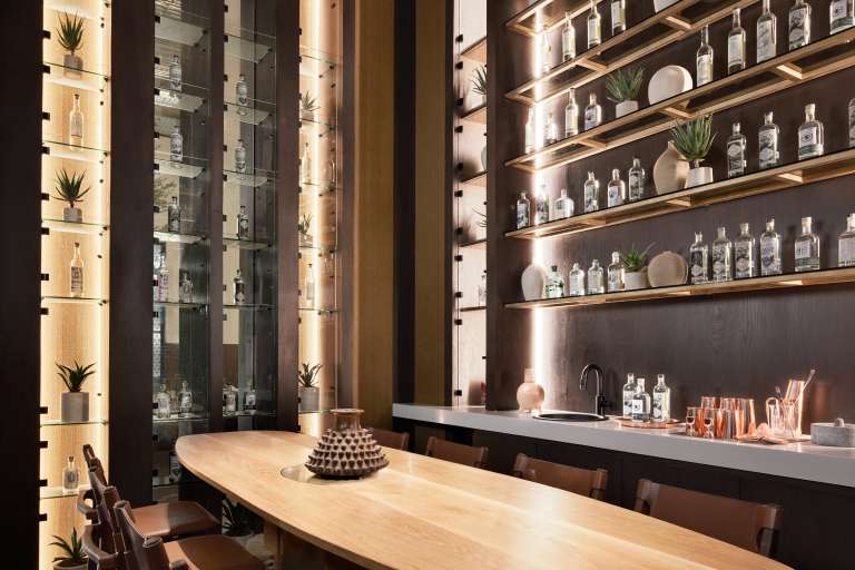 Tahona Mezcal Room es una experiencia privada con el místico mundo de esta bebida única. Allí dejará que sus sentidos prueben variedades prémium cuidadosamente seleccionadas y elaboradas a mano por maestros mezcaleros de todo México.