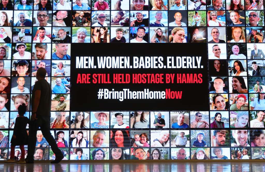 Tel Aviv (Israel), 21/11/2023.- People walk past a billboard showing photos of people abducted by Hamas, at the Tel Aviv museum in Tel Aviv, Israel, 21 November 2023. Israeli Prime Minister Benjamin Netanyahu will convene his war cabinet this evening to approve a deal for the release of hostages. According to the Israeli army 236 Israelis including 40 children are held in captivity in Gaza. More than 12,500 Palestinians and at least 1,200 Israelis have been killed, according to the Israel Defense Forces (IDF) and the Palestinian health authority, since Hamas militants launched an attack against Israel from the Gaza Strip on 07 October, and the Israeli operations in Gaza and the West Bank which followed it. EFE/EPA/ABIR SULTAN