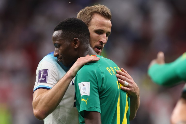 Al Khor (Qatar), 04/12/2022.- Harry Kane (L) of England and Pape Matar Sarr of Sengal react after the FIFA World Cup 2022 round of 16 soccer match between England and Senegal at Al Bayt Stadium in Al Khor, Qatar, 04 December 2022. (Mundial de Fútbol, Catar) EFE/EPA/Tolga Bozoglu