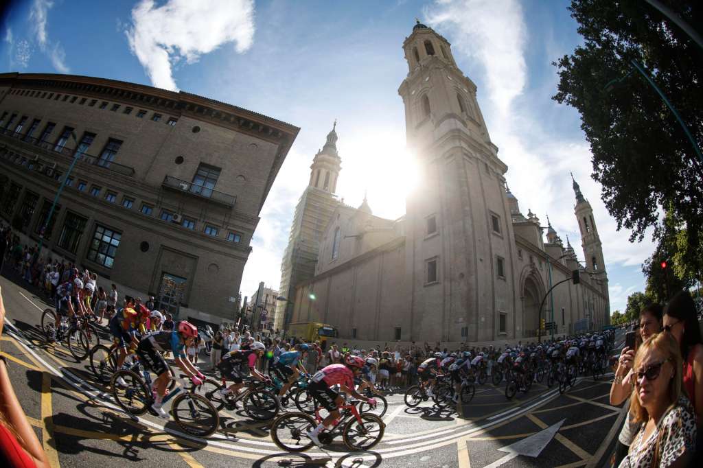 ZARAGOZA 30/08/2025.- El pelotón circula junto a la Basílica del Pilar durante la octava etapa de la Vuelta a España, este sábado entre Monzón (Huesca) y Zaragoza, en un recorrido de 163,5 kilómetros. EFE/Javier Lizón