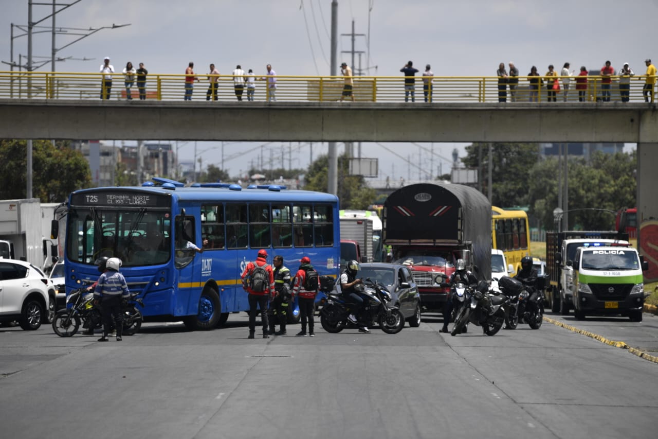 Bloqueos en autopista Norte a la altura de la 185.