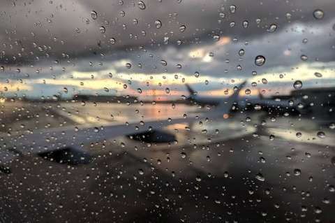 Fuertes lluvias producen retrasos y cancelaciones de vuelos en el país