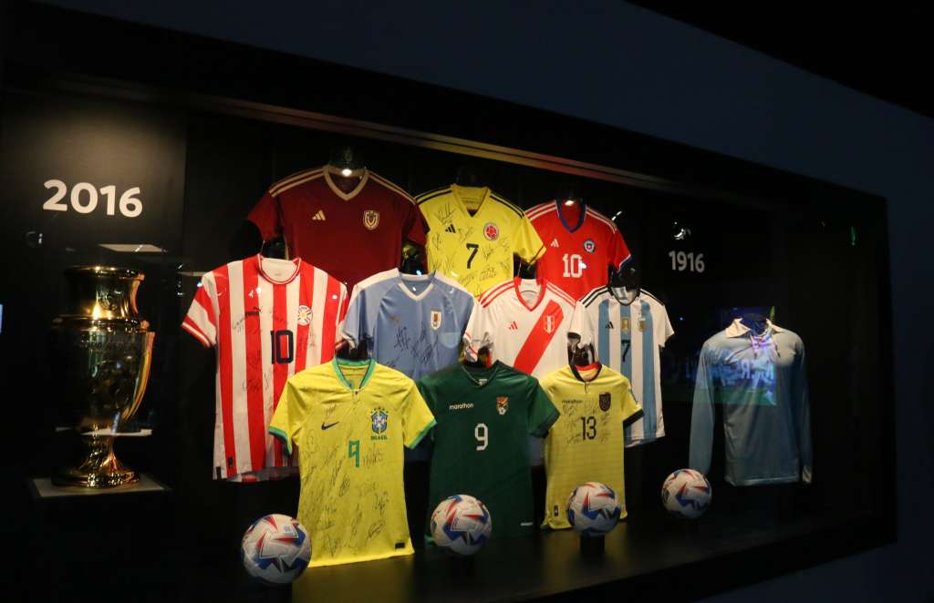 AME9874. LUQUE (PARAGUAY), 18/03/2024.- Fotografía de una sección del museo de la Conmebol el día de su reapertura, este lunes, en Luque (Paraguay). La Conmebol reinauguró este lunes en su sede en la ciudad paraguaya de Luque un museo que busca preservar en la memoria los momentos más destacados del fútbol sudamericano y rendir homenaje a sus eternos protagonistas, como el rey Pelé, Diego Maradona y el astro argentino Lionel Messi. El titular de la Confederación Sudamericana de Fútbol (Conmebol), Alejandro Domínguez, encabezó una nutrida ceremonia a la que asistieron el presidente de Paraguay, Santiago Peña, así como distintas personalidades, entre ellas el exfutbolista brasileño Cafú y el exjugador y actual técnico del Olimpia paraguayo, Martín Palermo. EFE/ Nina Osorio