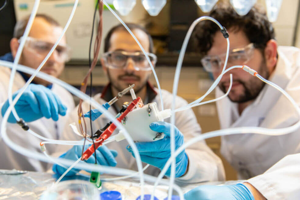Ingenieros de la Universidad de Toronto operando con el nuevo dispositivo catalizador. / Daria Perevezentsev / U of T Engineering