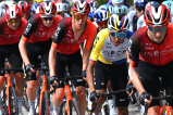Egan Bernal tuvo un día difícil en el Giro de Italia y perdió tiempo en la general