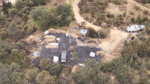 CAR halló en flagrancia una quema a cielo abierto para producir carbón vegetal