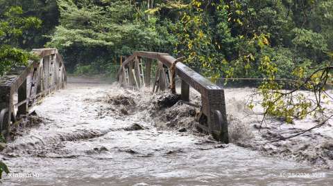 Emergencia en Guayabetal: lluvias elevan el nivel del río y amenazan el puente Ocal