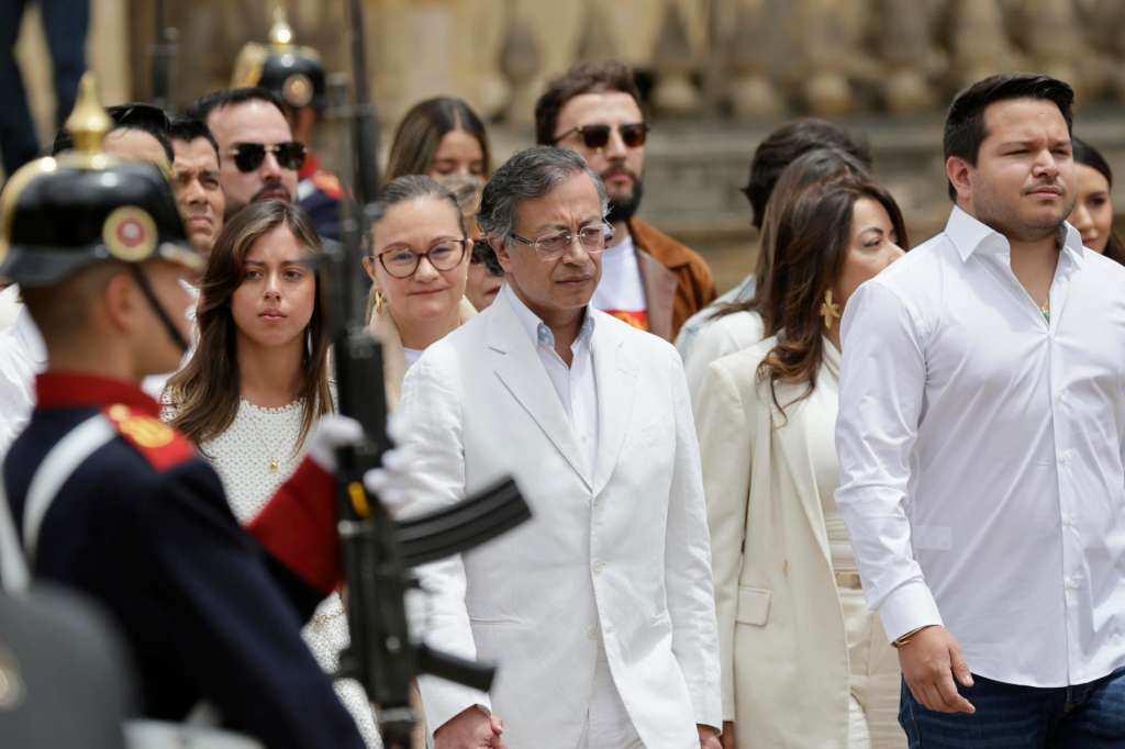 AME6866. BOGOTÁ (COLOMBIA), 07/08/2026.- El presidente saliente de Colombia (c), Gustavo Petro, camina acompañado de su hija Antonella Petro (i) a su salida de la Casa de Nariño en un acto solemne con el pone fin a su mandato de cuatro años este viernes, en Bogotá (Colombia). EFE/ Carlos Ortega
