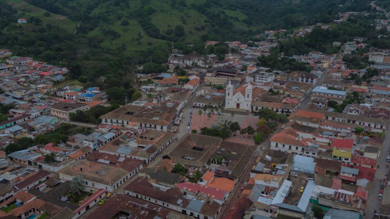 Conocido por ser la tierra de Policarpa Salavarrieta, este municipio fue fundado en 1572. A sus alrededores, se podrá encontrar el mirador de La Piedra Capira y el Camino Real, una de las vías de acceso más importantes durante la colonia e inicios de la república.