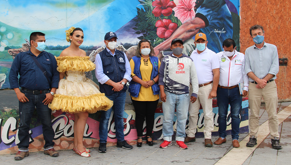 En el centro, Nini Johana Cardozo junto al defensor nacional del Pueblo, Carlos Camargo en Arauca.